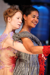 Nia Gwynne a Jaye Griffiths - Clytemnestra